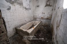 Częściowo Opuszczony Kompleks Gorących Źródeł