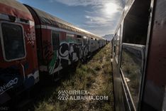 Bahnhof in Elbasan und verlassene Waggons in der Nähe