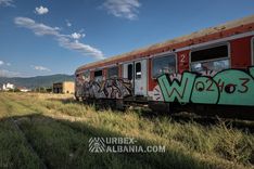 Bahnhof in Elbasan und verlassene Waggons in der Nähe