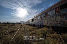 Bahnhof in Elbasan und verlassene Waggons in der Nähe