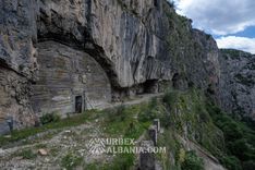 Lagertunnel in einer Schlucht