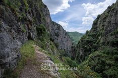 Lagertunnel in einer Schlucht