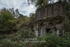 Ancienne Base Militaire avec Plusieurs Tunnels et Bunkers T-T