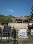 Сферические артиллерийские бункеры L-GZ на кладбище