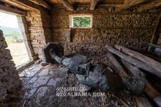 Opuštěné historické muzeum se sochou Envera Hoxhy