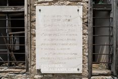 Opuštěné historické muzeum se sochou Envera Hoxhy