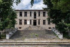 Opuštěné historické muzeum se sochou Envera Hoxhy
