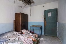 Deux lits simples rapprochés pour faire office de lit double dans une chambre du sanatorium