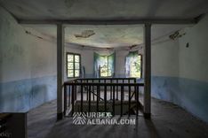 Couloir du sanatorium menant vers la lumière du jour de la sortie