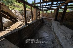 Réservoirs d'eau chaude du sanatorium sous une toiture effondrée ouverte au ciel