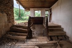 Opuštěné historické muzeum se sochou Envera Hoxhy