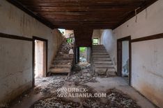 Opuštěné historické muzeum se sochou Envera Hoxhy