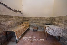 Poste de soins du sanatorium avec une armoire et du mobilier médical abandonné