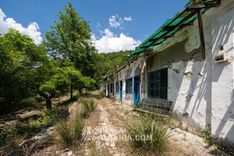 Baraquement de plain-pied sur le domaine du sanatorium reconverti en chambres pour curistes