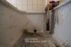 Fond d'une vieille baignoire tapissé de dépôts minéraux laissés par l'eau thermale