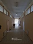 Na wpół opuszczony budynek uniwersytetu