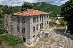 Opuštěné historické muzeum se sochou Envera Hoxhy