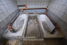 Cabine double avec deux baignoires côte à côte pour prendre les eaux à deux