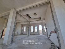 Na wpół opuszczony budynek uniwersytetu