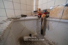Ancienne baignoire en céramique des années 1930 encore en place dans une cabine de soins