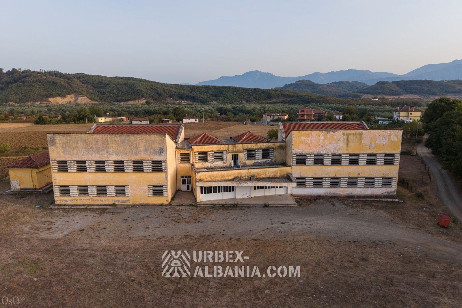 Scuola Abbandonata nel Villaggio D-KS