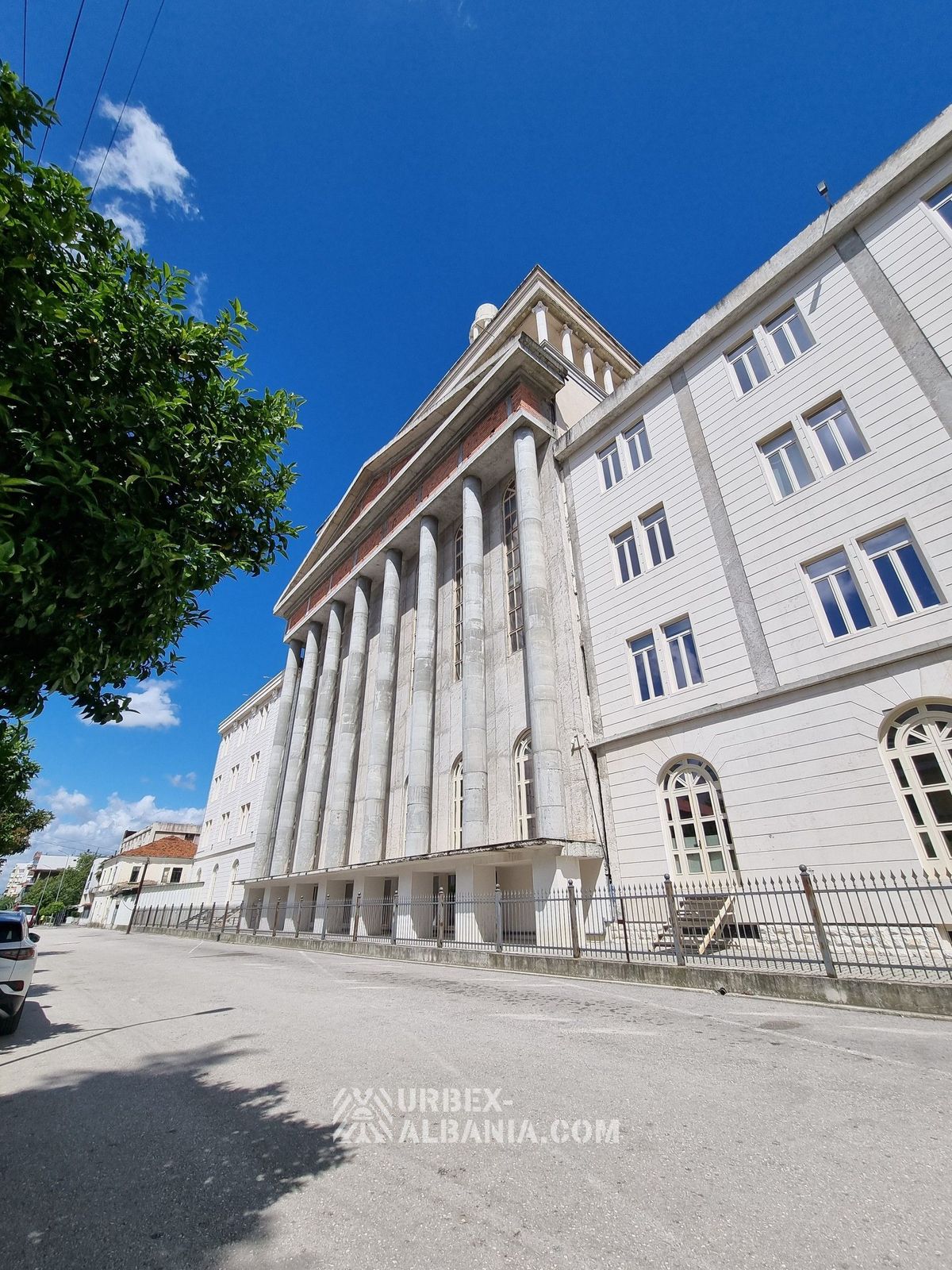 Na wpół opuszczony budynek uniwersytetu