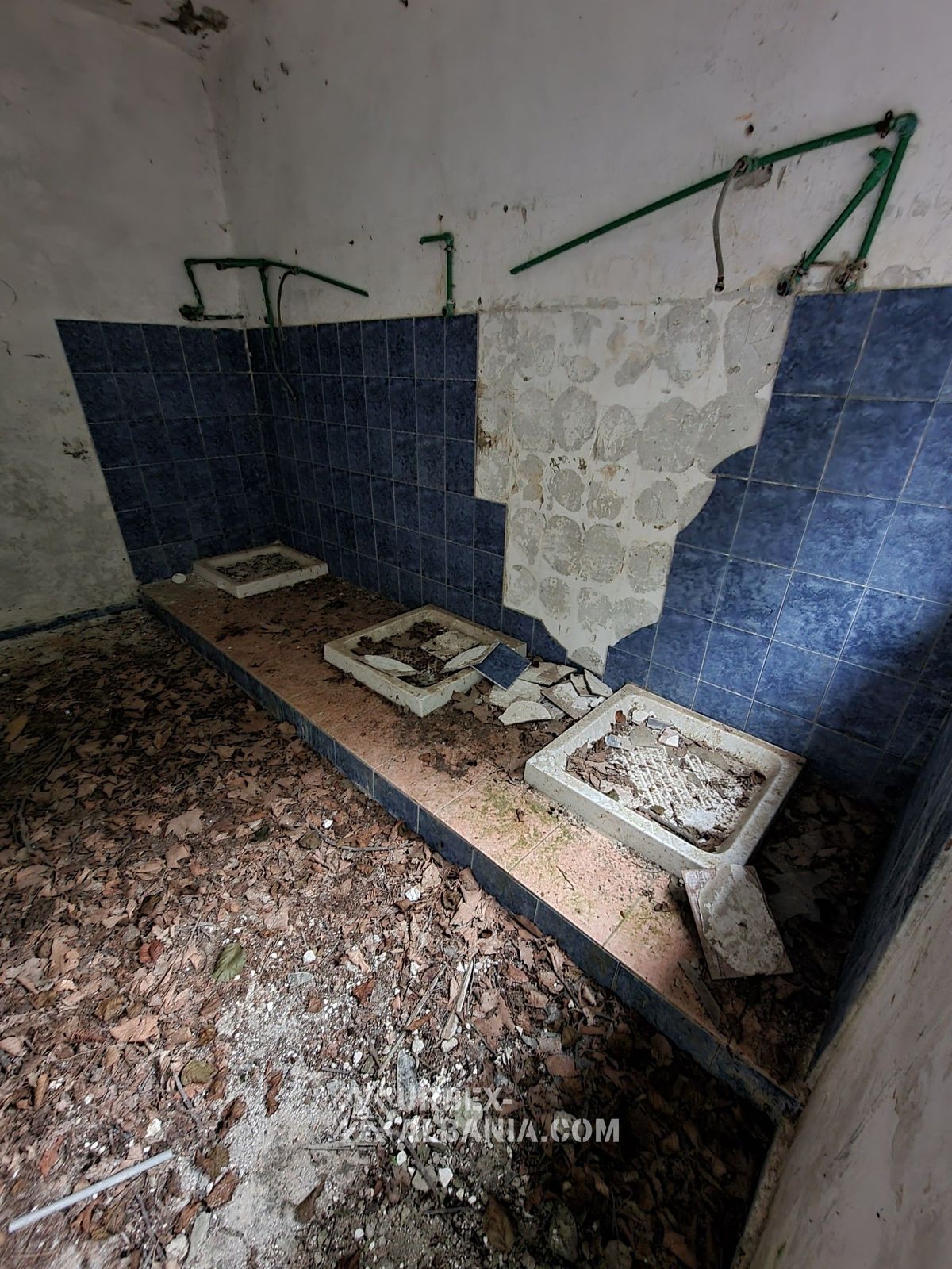 Podupadłe koszary wojskowe z małym bunkrem