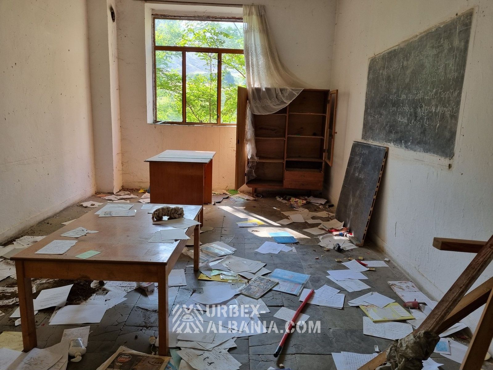 Verlassene Schule im Dorf K-WY
