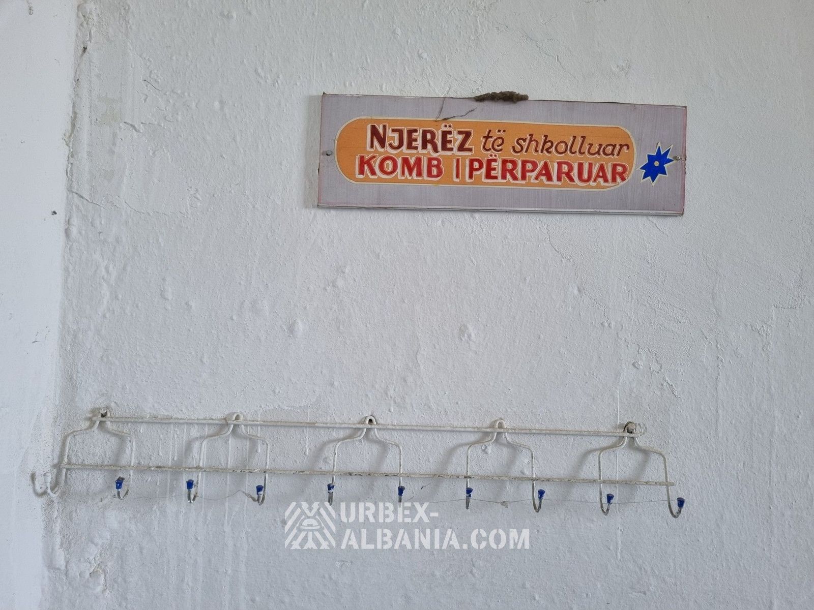 Verlassene Schule im Dorf K-WY