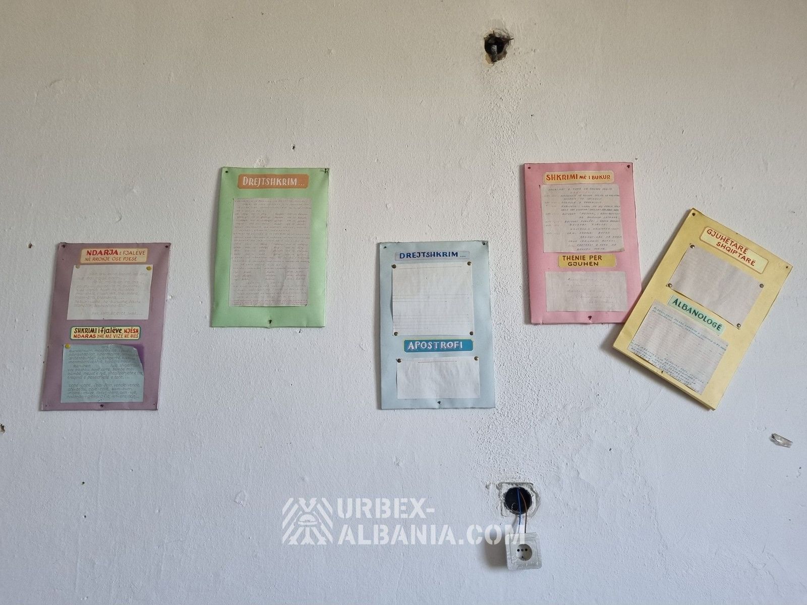 Verlassene Schule im Dorf K-WY