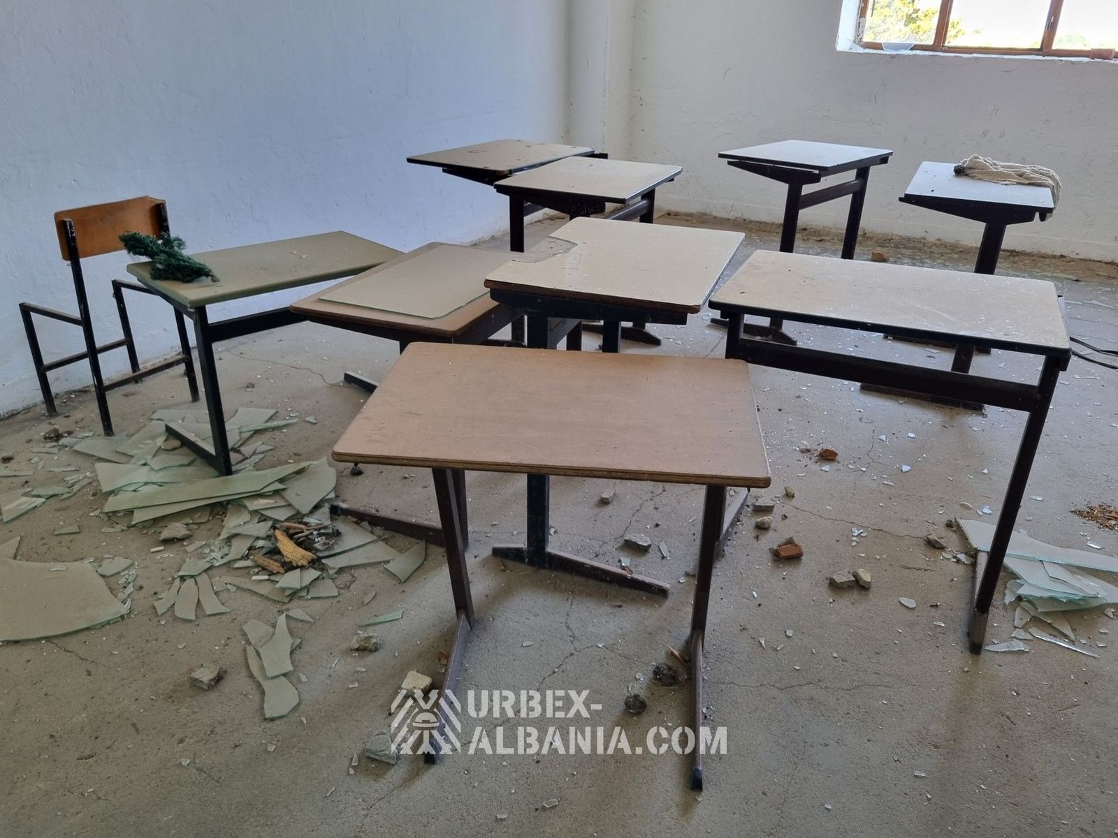 Verlassene Schule im Dorf K-WY