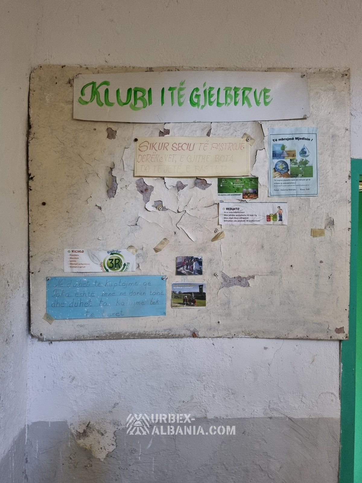 Verlassene Schule im Dorf K-WY