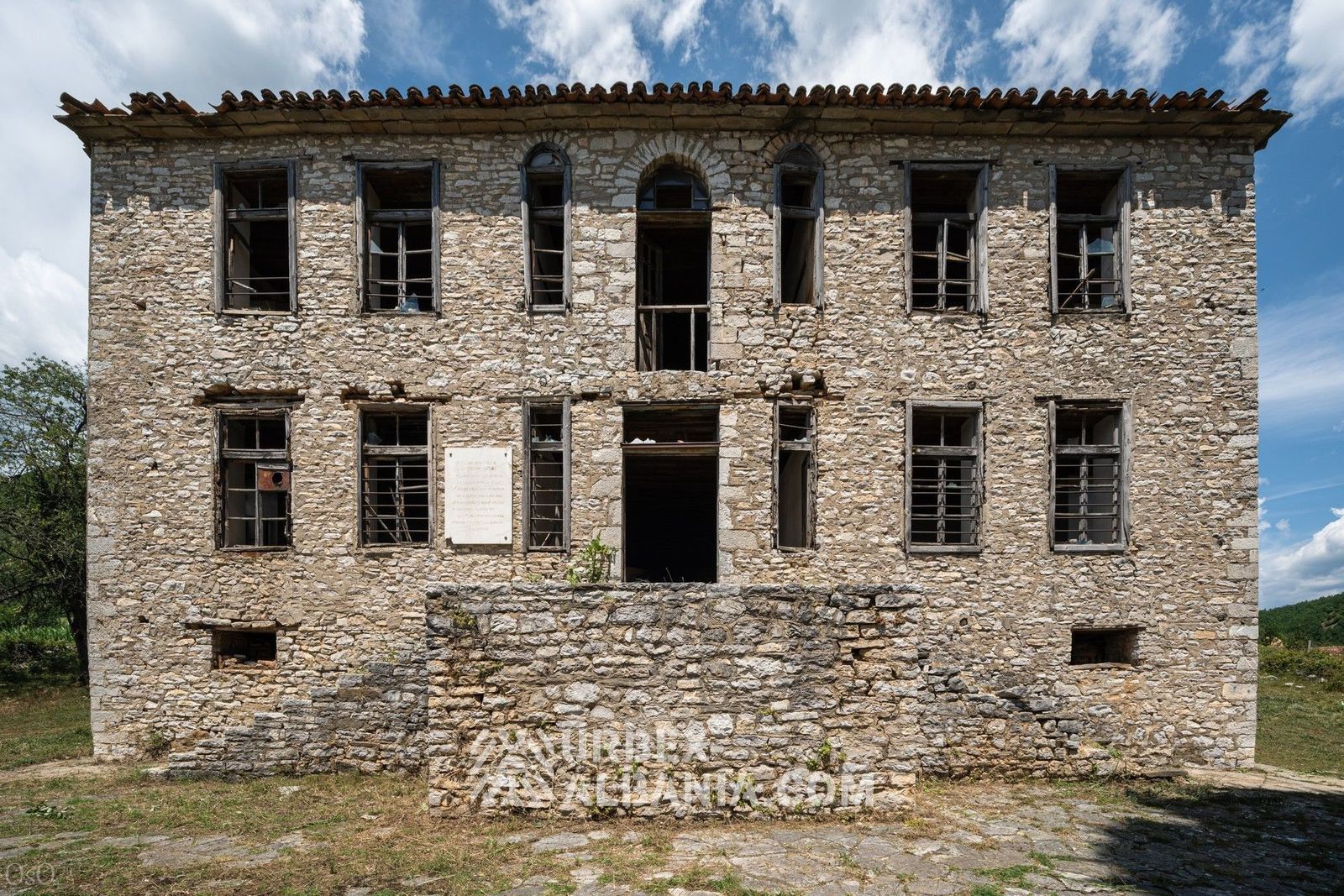 Opuštěné historické muzeum se sochou Envera Hoxhy