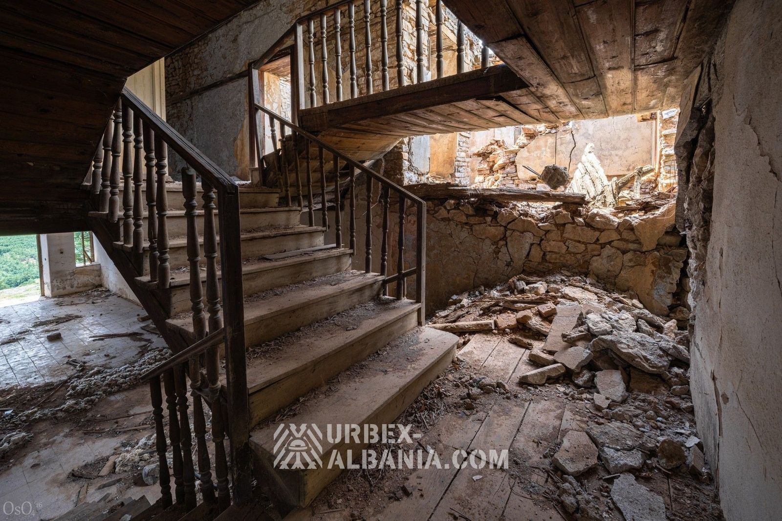 Opuštěné historické muzeum se sochou Envera Hoxhy
