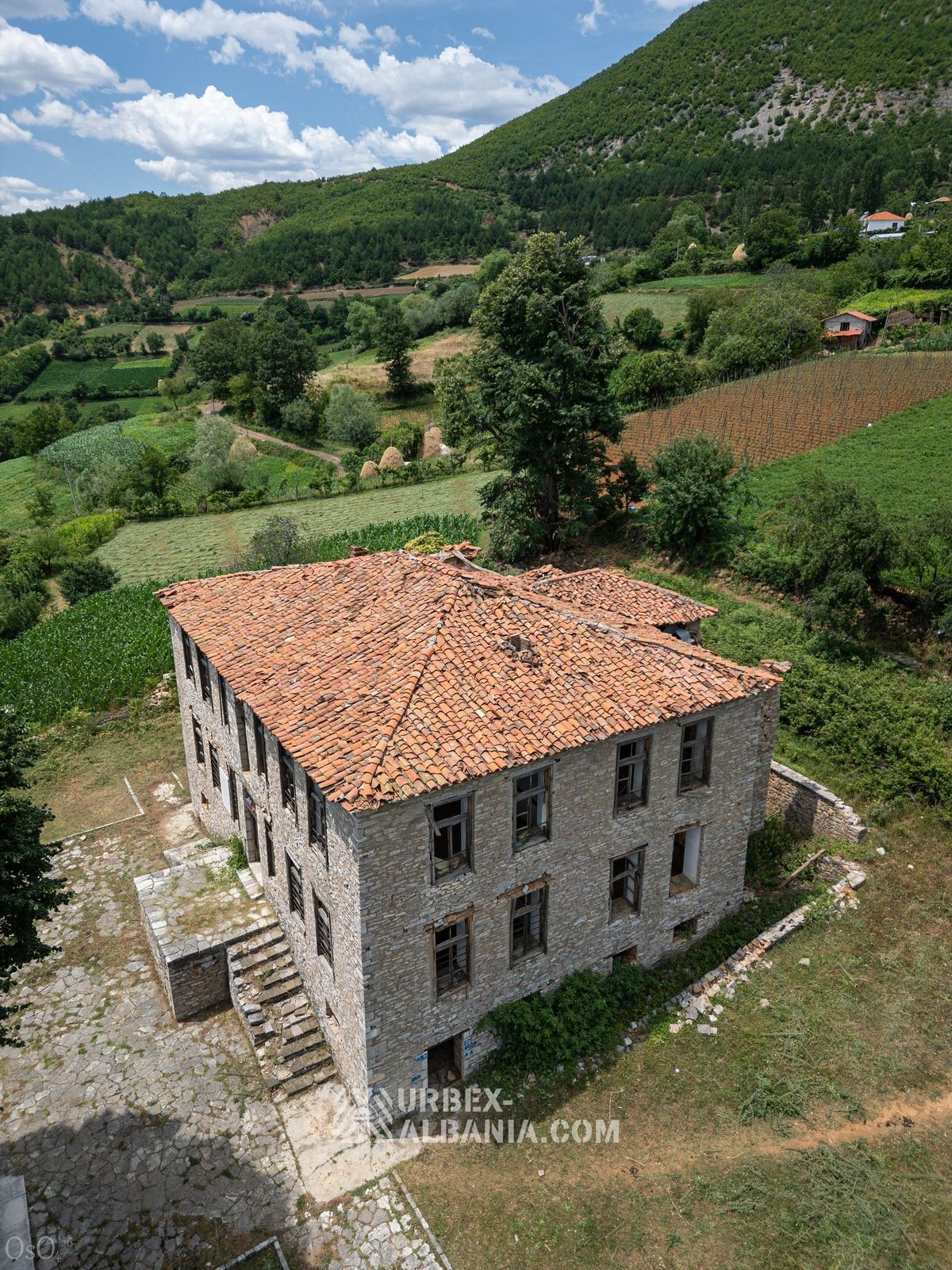Opuštěné historické muzeum se sochou Envera Hoxhy