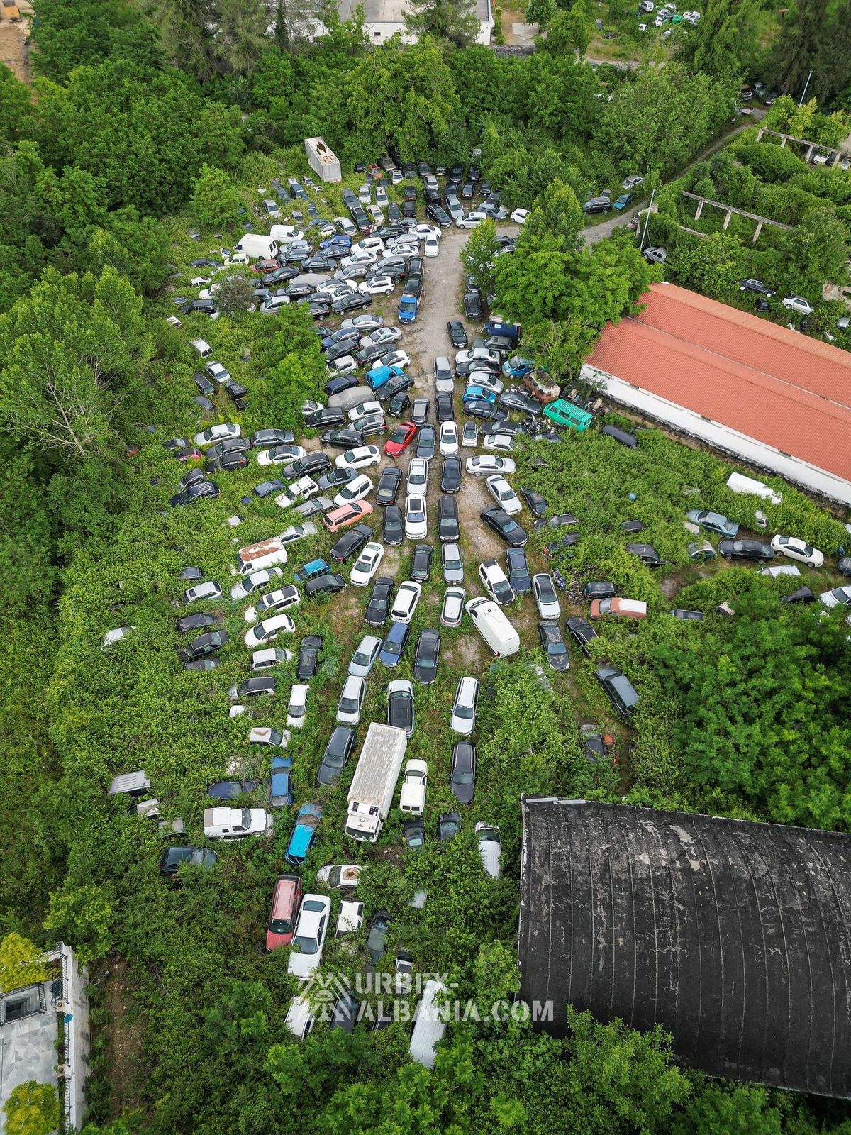 Vrakoviště aut v Tiraně