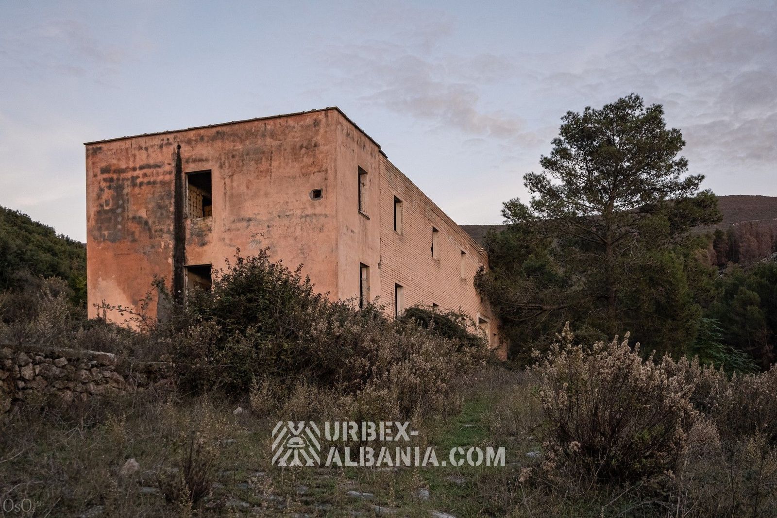 Base de Chars avec Garages Souterrains L