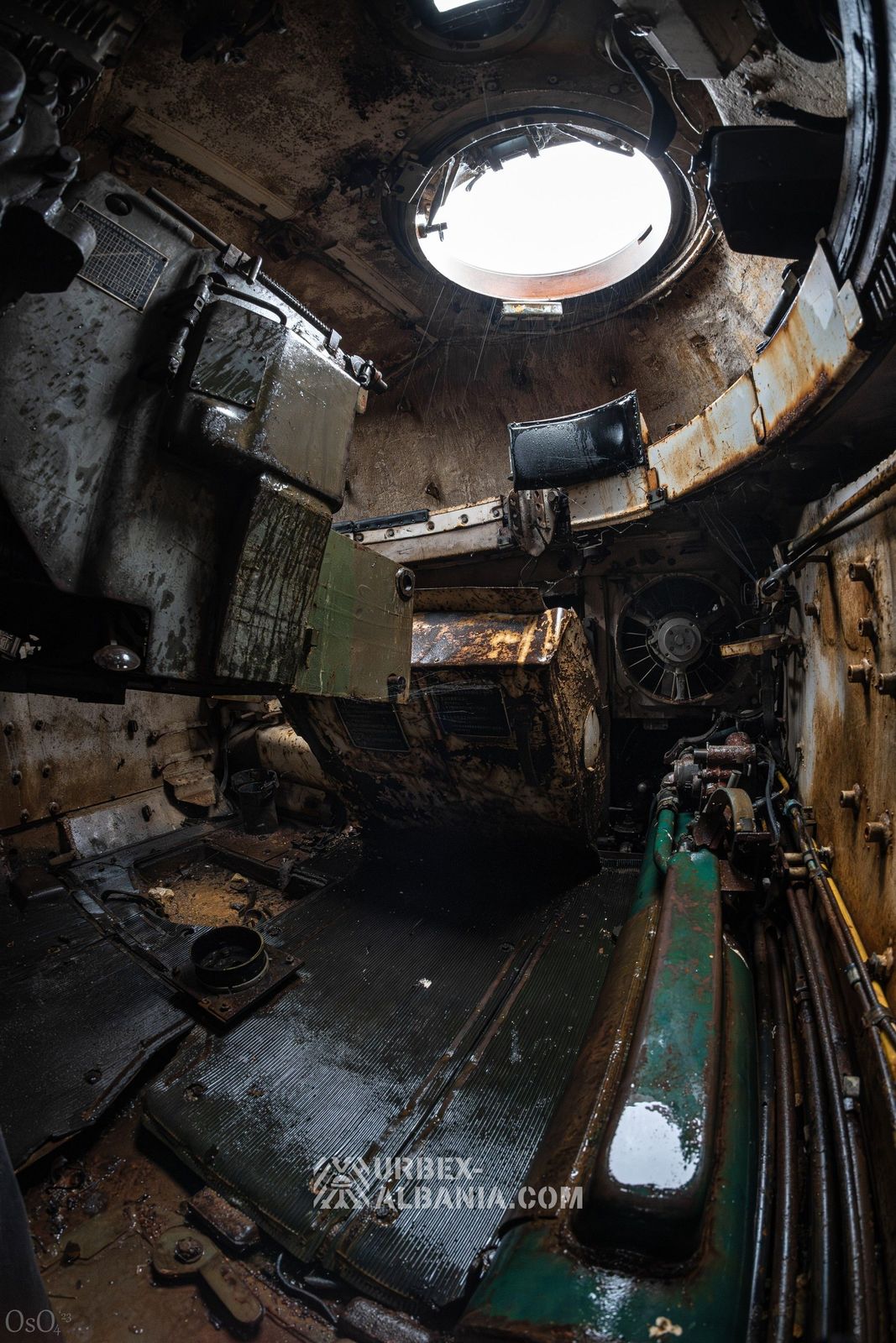 Base de Tanques con Garajes Subterráneos F