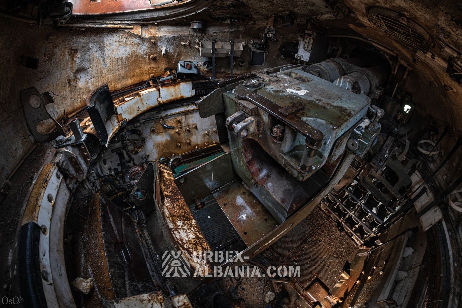 Base de Tanques con Garajes Subterráneos F