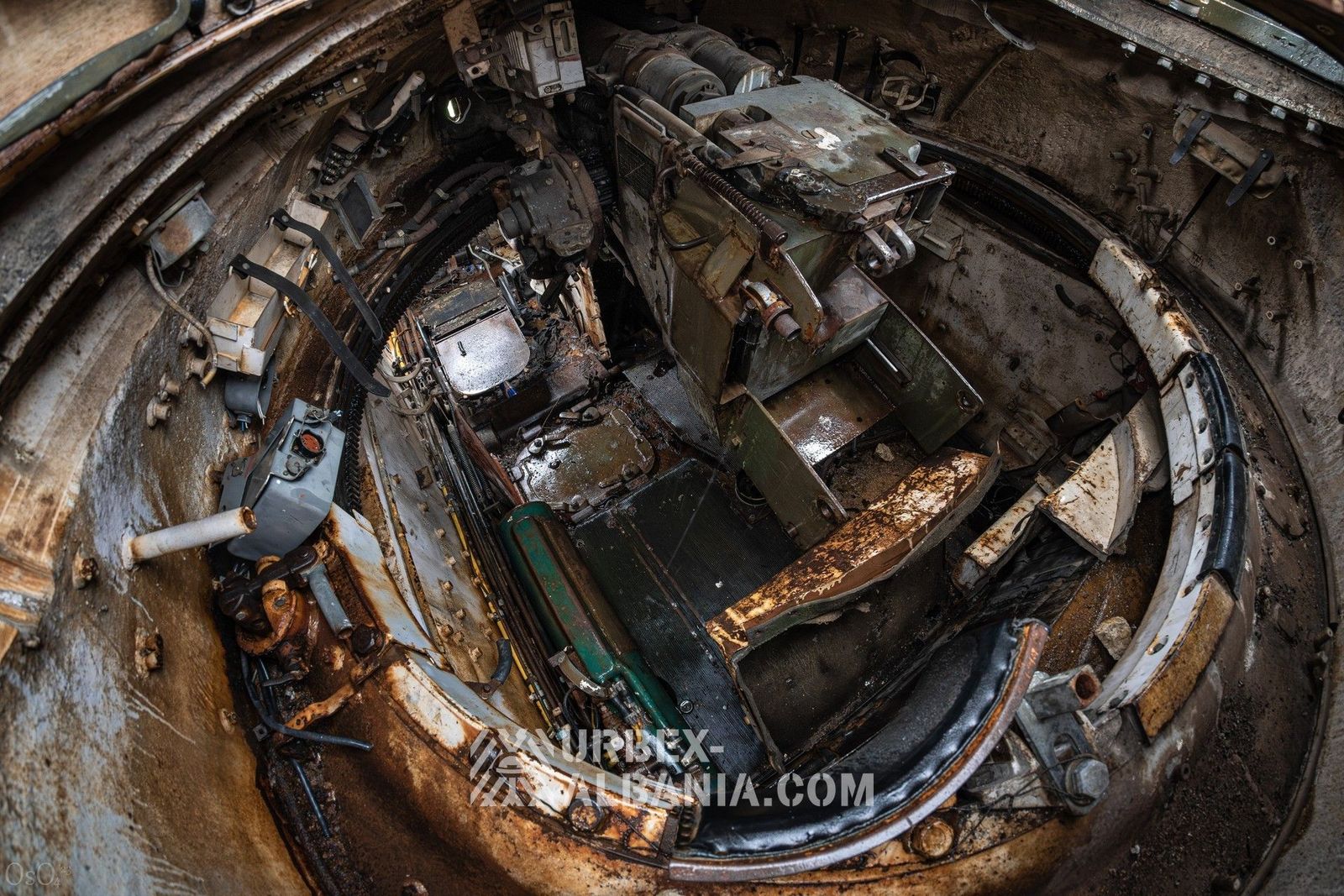 Base de Tanques con Garajes Subterráneos F