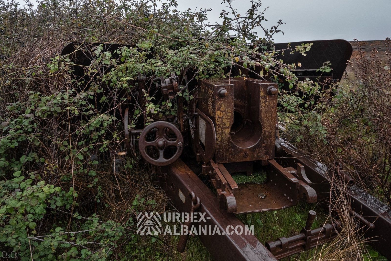 Base de Tanques con Garajes Subterráneos F