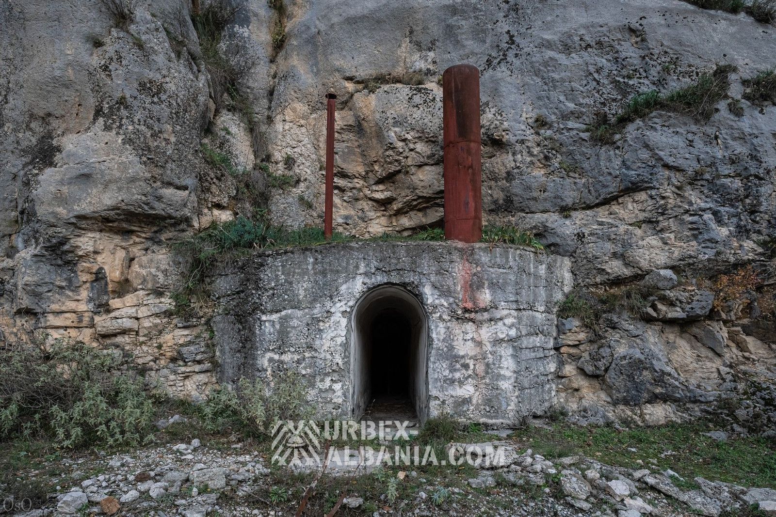 Lagertunnel in einer Schlucht