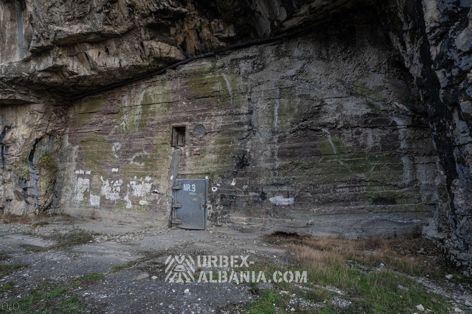 Lagertunnel in einer Schlucht