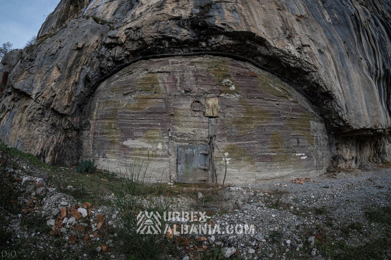 Lagertunnel in einer Schlucht