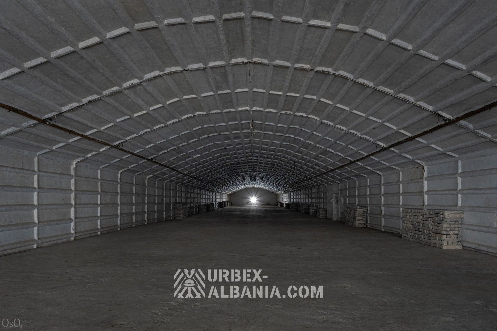 Lagertunnel in einer Schlucht
