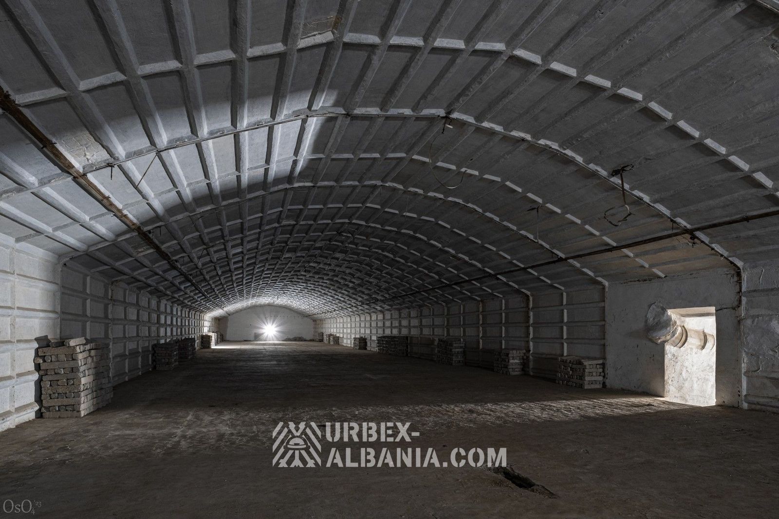 Lagertunnel in einer Schlucht