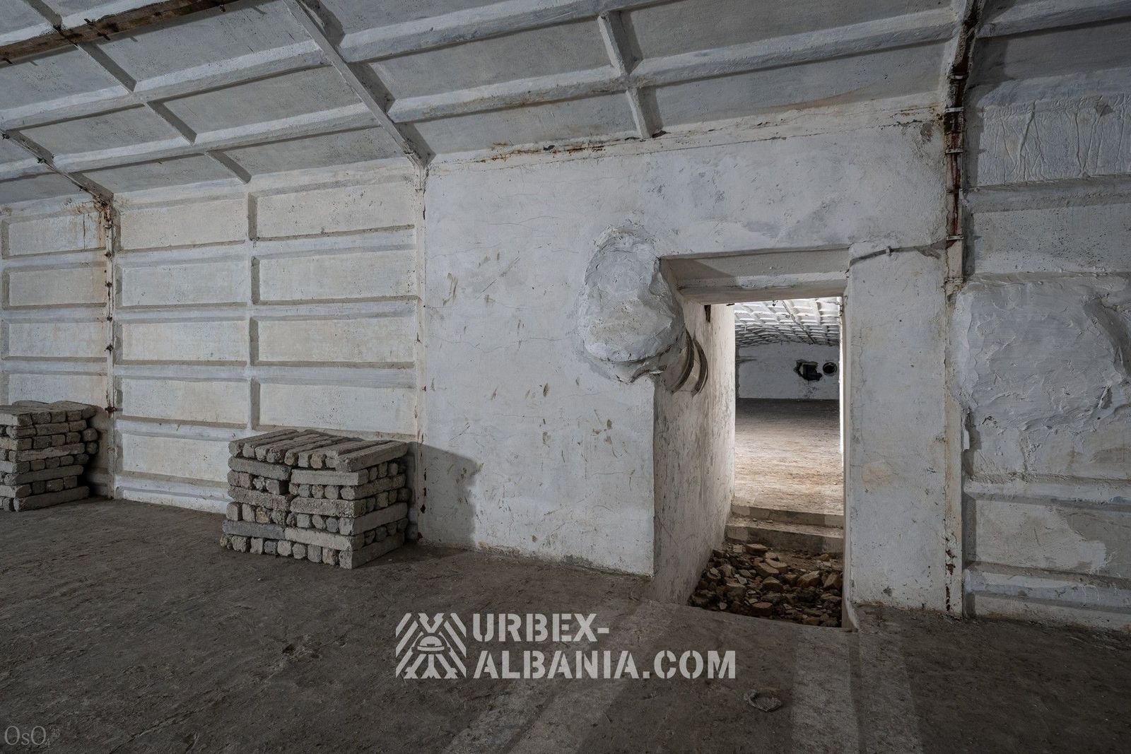 Lagertunnel in einer Schlucht