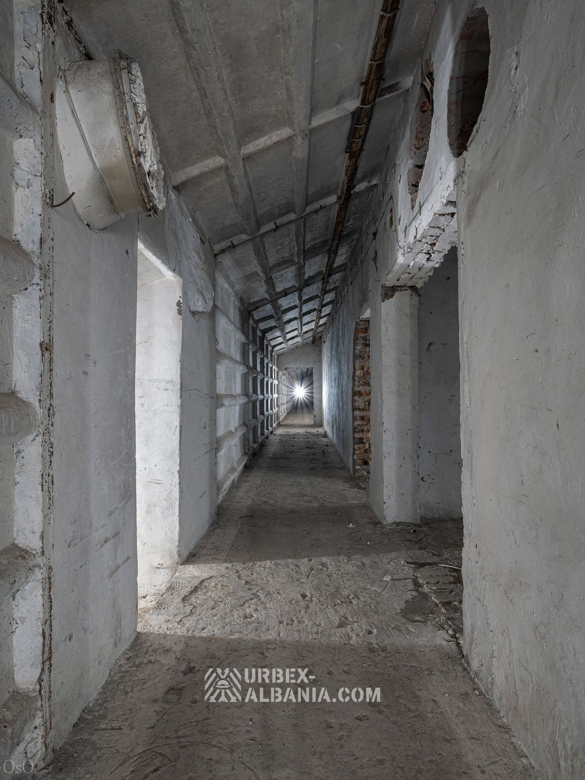 Lagertunnel in einer Schlucht