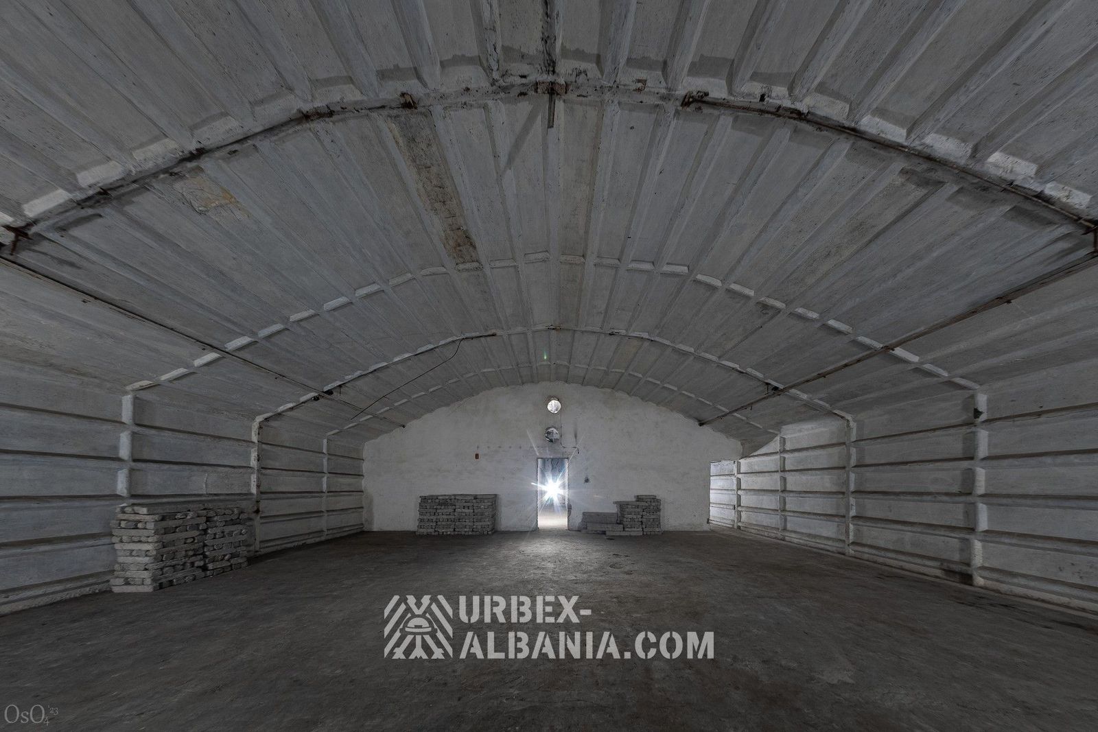 Lagertunnel in einer Schlucht