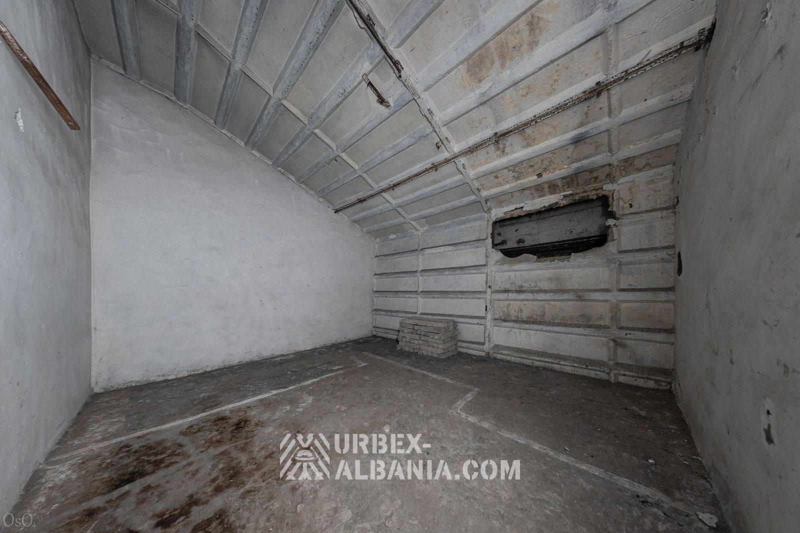 Lagertunnel in einer Schlucht